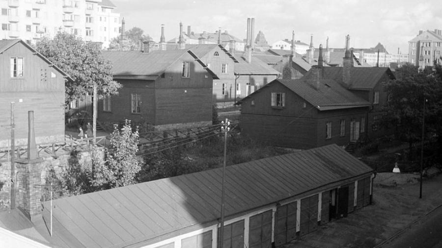 Nödbostäder och verkstäder vid Valhallavägen 23 och Ruddammen/Körsbärsvägen, år 1946. Längst bort till höger syns vårt hus! Foto: Lennart af Petersens/Stadsmuseet