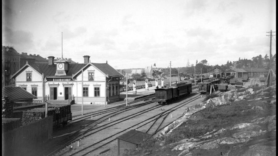 Östra station, år 1896. Till vänster syns några av husen på Valhallavägen. Foto: A O Alrutz/Stockholms stadsmuseum