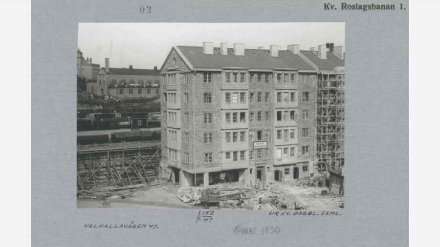 Huset på Valhallavägen 47 byggs, cirka 1930. Ur Svenska Dagbladets samling/Stadsmuseet.