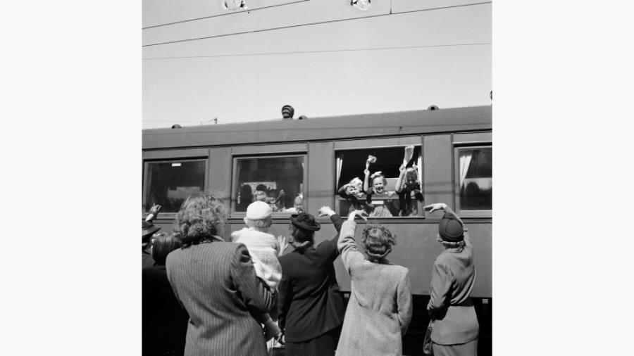 Föräldrar vinkar av sina barn när de åker iväg med Roslagståget för att tillbringa sommaren på Barnens Ö, den 13 juni 1944. Foto: Tore Burnäs/SvD:s arkiv på Stockholms stadsmuseum