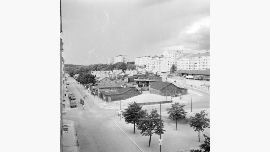 Vår granntomt när huset var 13 år gammalt. Nödbostäder vid Valhallavägen/Körsbärshagen, år 1944. Foto: Olle Widfeldt/Stockholms stadsmuseum