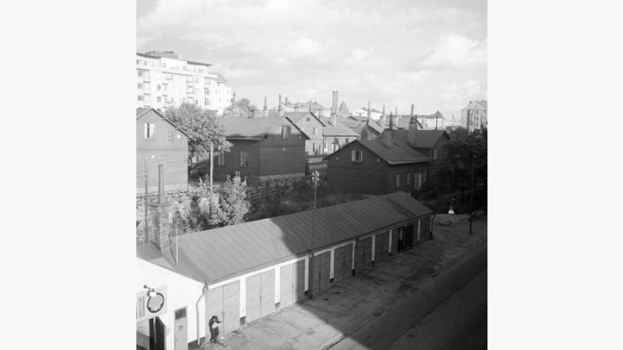 Nödbostäder och verkstäder vid Valhallavägen 23 och Ruddammen/Körsbärsvägen, år 1946. Längst bort till höger syns vårt hus! Foto: Lennart af Petersens/Stadsmuseet