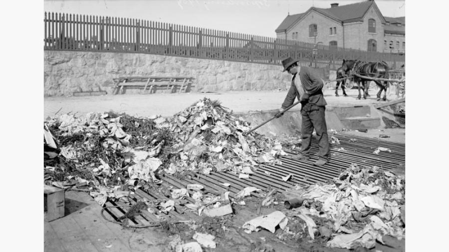 Sopsortering vid Östra sopstationen, Ruddammsvägen år 1909. Foto: Axel Malmström/Stockholms stadsmuseum