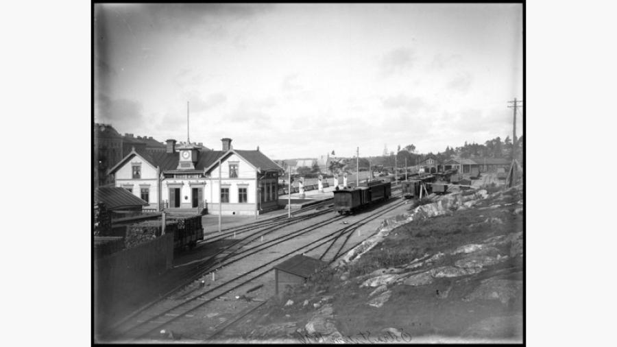 Östra station, år 1896. Till vänster syns några av husen på Valhallavägen. Foto: A O Alrutz/Stockholms stadsmuseum